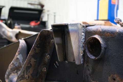 Center Bed Mount For 2001-2010 GM Pickups Rust Buster