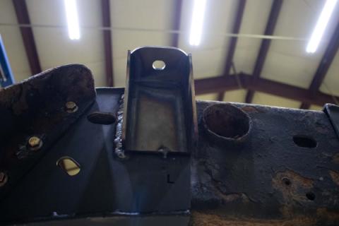 Center Bed Mount For 2001-2010 GM Pickups Rust Buster