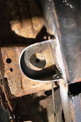 Center Body Frame Mount For Avalanche/Suburban/Yukon Rust Buster Frameworks