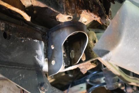 Center Rear Body Frame Mount For Avalanche/Suburban/Yukon Rust Buster Frameworks