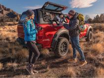 Gladiator Truck Bed Cap SmartCapEVOa Adventure Matte Black 20-Up Jeep Gladiator 5 Foot Short Bed SmartCap